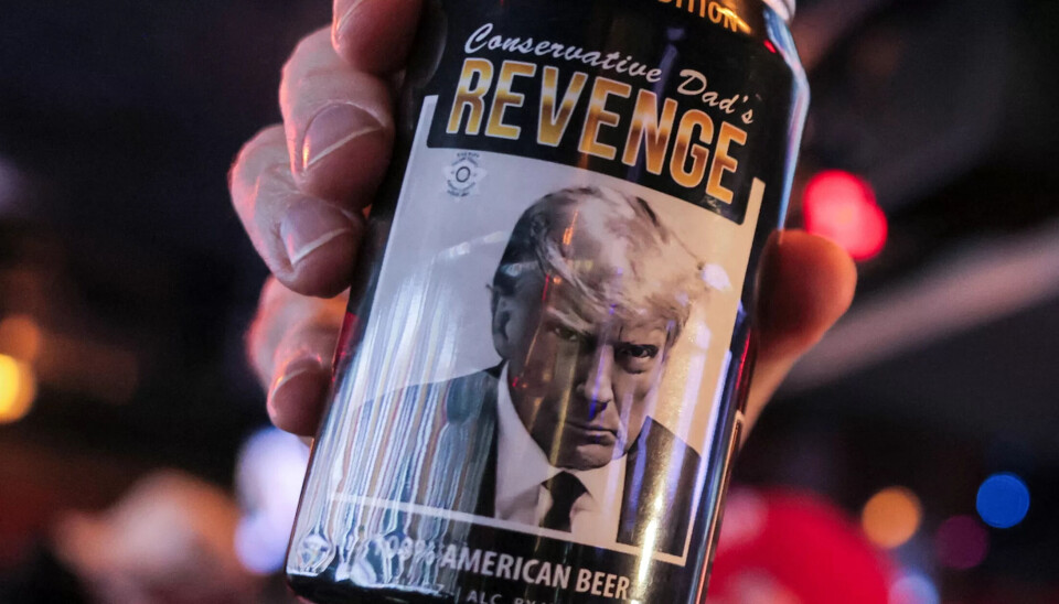 THE COMEBACK KID: Donald Trump, her avbildet med sitt arrestbilde på en ølboks av merket «Konservative Pappas Hevn». THE COMEBACK KID: Donald Trump, her avbildet med sitt arrestbilde på en ølboks av merket «Konservative Pappas Hevn».