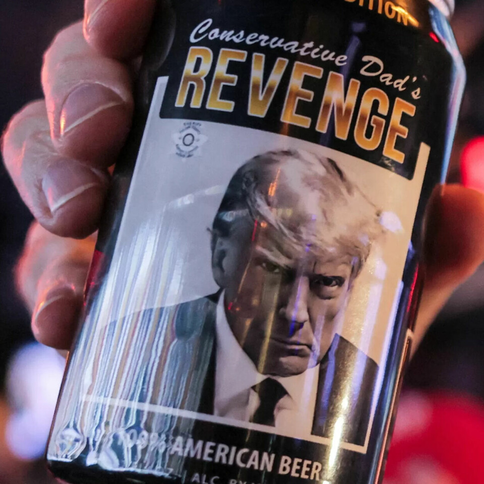 THE COMEBACK KID: Donald Trump, her avbildet med sitt arrestbilde på en ølboks av merket «Konservative Pappas Hevn». THE COMEBACK KID: Donald Trump, her avbildet med sitt arrestbilde på en ølboks av merket «Konservative Pappas Hevn».
