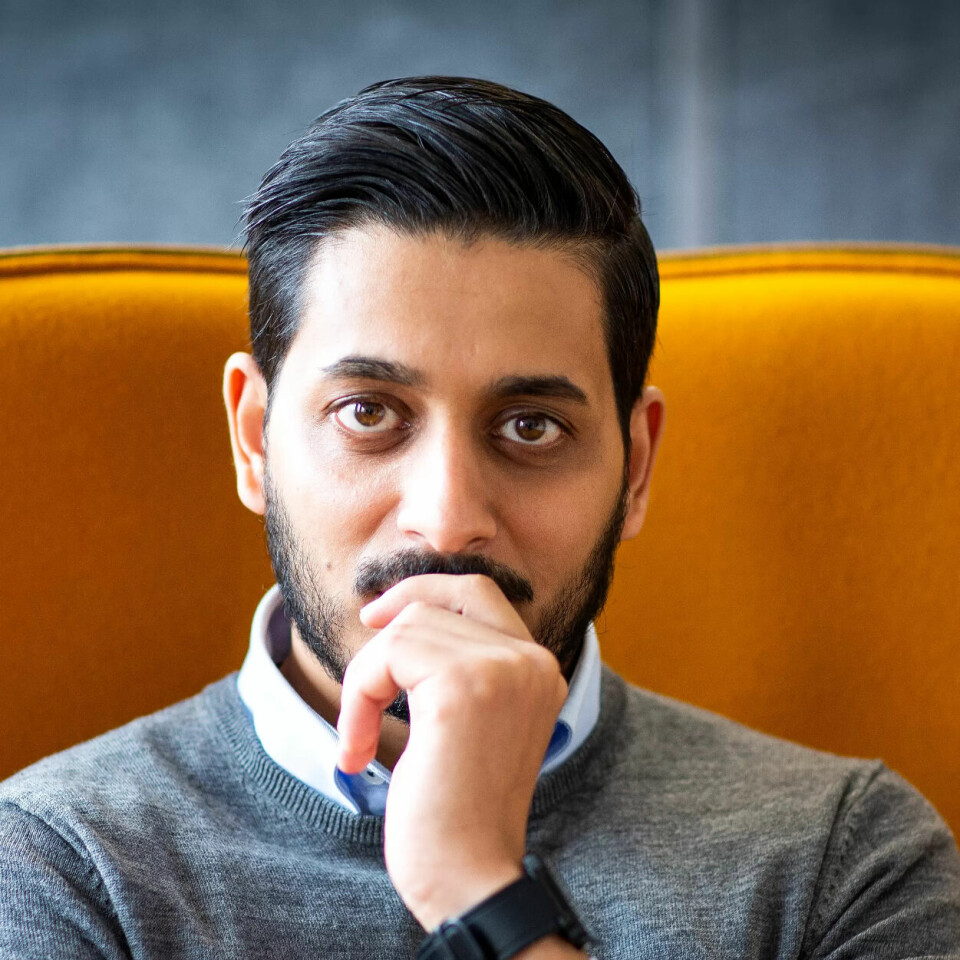 PÅVIRKER FAMILIEN: Farukh Qureshis datter på ti år har egen mobil og får med seg hetsen faren opplever. – Det er uheldig, sier Qureshi. PÅVIRKER FAMILIEN: Farukh Qureshis datter på ti år har egen mobil og får med seg hetsen faren opplever. – Det er uheldig, sier Qureshi.