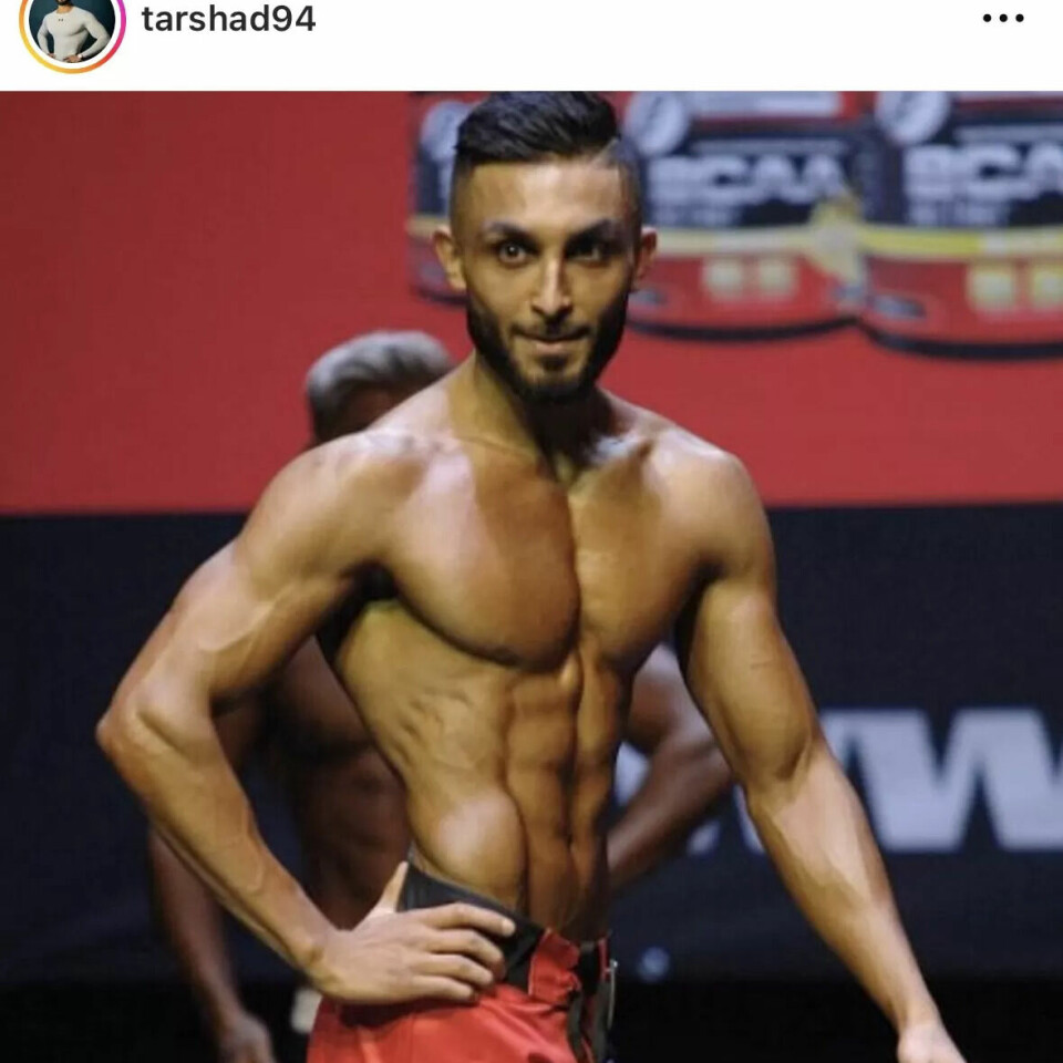 SYK PÅ SCENEN: Her er Tariq på scenen i fitnesskonkurransen. Bildet er fra hans Instagram-profil. Han har valgt å beholde innholdet fra da han var syk, for å vise at det var en fase. SYK PÅ SCENEN: Her er Tariq på scenen i fitnesskonkurransen. Bildet er fra hans Instagram-profil. Han har valgt å beholde innholdet fra da han var syk, for å vise at det var en fase.