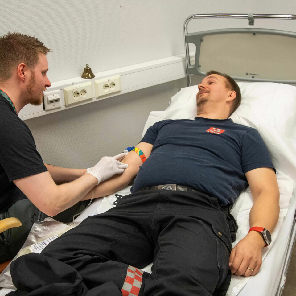 NØKKELROLLER: Blodtapper Christer Jakola og blodgiver Frank Roger Olsen NØKKELROLLER: Blodtapper Christer Jakola og blodgiver Frank Roger Olsen