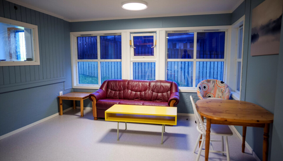 Stua: Til venstre er det et vindu av plexiglass der de ansatte kan titte inn i stua til Jonas. I gangen der ligger også vaktrommet. Stua: Til venstre er det et vindu av plexiglass der de ansatte kan titte inn i stua til Jonas. I gangen der ligger også vaktrommet.