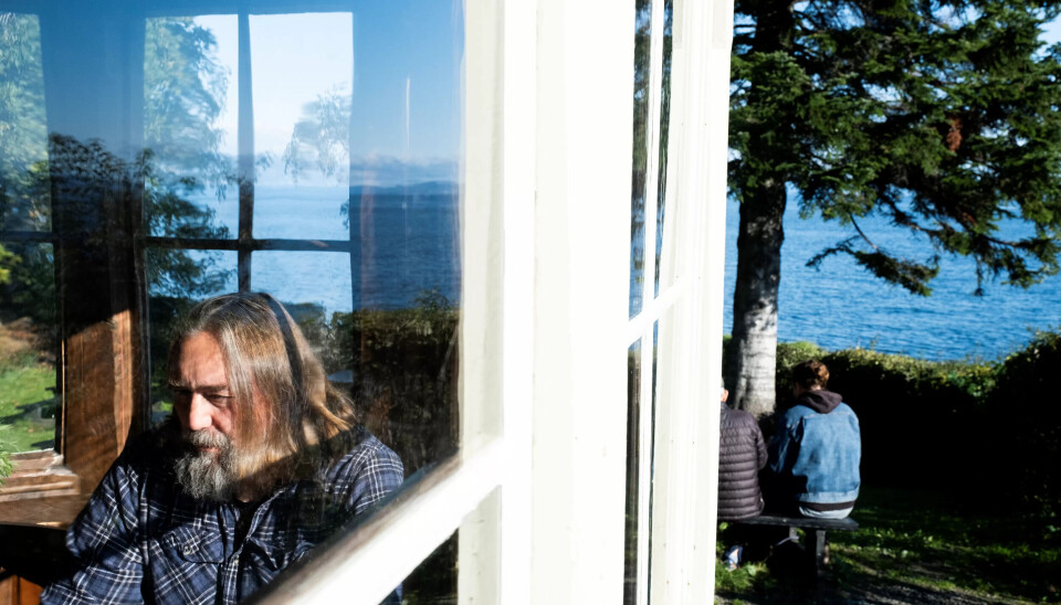 MANGLER ARBEIDSERFARING: Carl Frode Tiller mener det skrives for lite arbeiderlitteratur i dag. – Det tror jeg er fordi få forfattere har erfaring fra arbeidslivet. Jeg er rammet av det selv: Jeg debuterte som forfatter rett etter at jeg var ferdig utdannet historiker, sier han. MANGLER ARBEIDSERFARING: Carl Frode Tiller mener det skrives for lite arbeiderlitteratur i dag. – Det tror jeg er fordi få forfattere har erfaring fra arbeidslivet. Jeg er rammet av det selv: Jeg debuterte som forfatter rett etter at jeg var ferdig utdannet historiker, sier han.