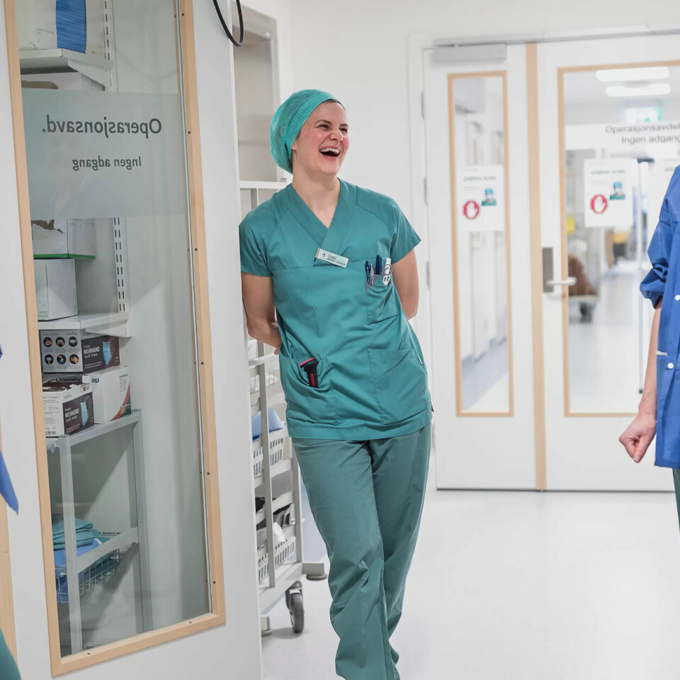 MØTES PÅ GANGEN: – Med gode prosedyrer og stabile ansatte går det bra, mener Guro Kallestad. Fagsykepleieren er likevel overrasket over at det har gått SÅ godt å overføre oppgaven med å finne frem til morgendagens operasjoner fra operasjonssykepleier til instrumentteknikerne. MØTES PÅ GANGEN: – Med gode prosedyrer og stabile ansatte går det bra, mener Guro Kallestad. Fagsykepleieren er likevel overrasket over at det har gått SÅ godt å overføre oppgaven med å finne frem til morgendagens operasjoner fra operasjonssykepleier til instrumentteknikerne.