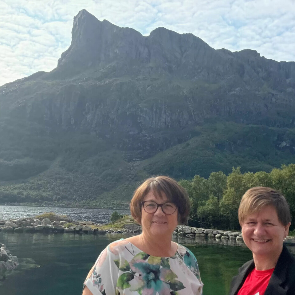 TURISTPERLE: Hornelen, Europas høyeste sjøklippe i bakgrunnen og ordfører fra Ap Anne Kristin Førde og nestleder i Fagforbundet Helene Harsvik Skeibrok i forgrunnen. TURISTPERLE: Hornelen, Europas høyeste sjøklippe i bakgrunnen og ordfører fra Ap Anne Kristin Førde og nestleder i Fagforbundet Helene Harsvik Skeibrok i forgrunnen.