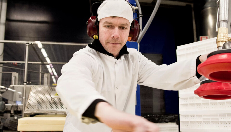 OVER OG UT: Ved Tines sentrallager på Heimdal har de ansatte hatt seks timers arbeidsdag i tolv år. Nå er det slutt, og Jan Frode Dahle og kollegene er tilbake på gamel arbeidstidsordninger. OVER OG UT: Ved Tines sentrallager på Heimdal har de ansatte hatt seks timers arbeidsdag i tolv år. Nå er det slutt, og Jan Frode Dahle og kollegene er tilbake på gamel arbeidstidsordninger.