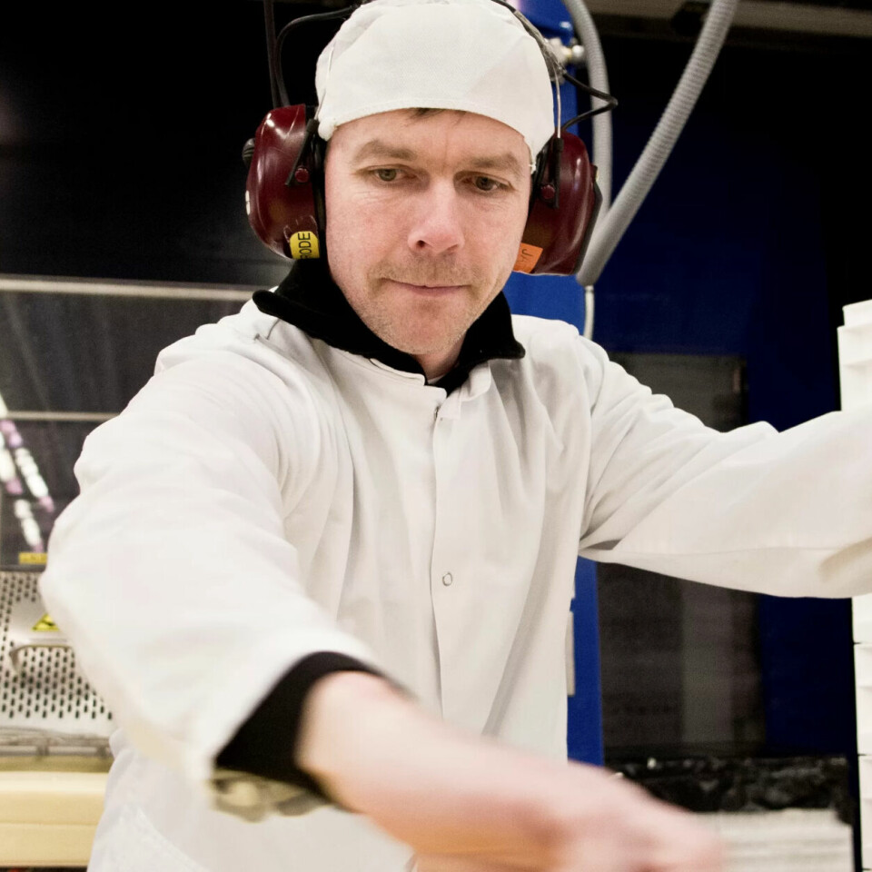 OVER OG UT: Ved Tines sentrallager på Heimdal har de ansatte hatt seks timers arbeidsdag i tolv år. Nå er det slutt, og Jan Frode Dahle og kollegene er tilbake på gamel arbeidstidsordninger. OVER OG UT: Ved Tines sentrallager på Heimdal har de ansatte hatt seks timers arbeidsdag i tolv år. Nå er det slutt, og Jan Frode Dahle og kollegene er tilbake på gamel arbeidstidsordninger.