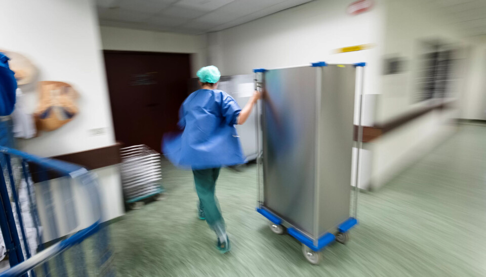MYE BEVEGELSE: Instrumentteknikerne går nesten ei mil hver dag mellom dagkirurgisk avdeling og sterilforsyningssentralen. MYE BEVEGELSE: Instrumentteknikerne går nesten ei mil hver dag mellom dagkirurgisk avdeling og sterilforsyningssentralen.