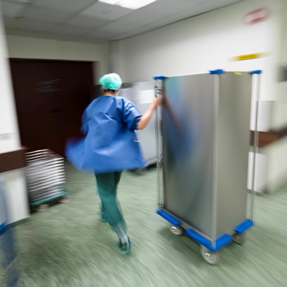 MYE BEVEGELSE: Instrumentteknikerne går nesten ei mil hver dag mellom dagkirurgisk avdeling og sterilforsyningssentralen. MYE BEVEGELSE: Instrumentteknikerne går nesten ei mil hver dag mellom dagkirurgisk avdeling og sterilforsyningssentralen.