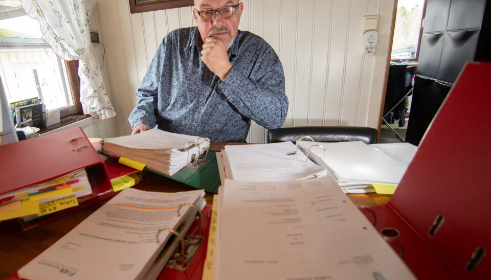 DOKUMENTER: Arne Skarseth tar vare på alle dokumenter i sin egen sak, han samler dem i ringpermer i hyller ved kjøkkenet hjemme hos seg selv. DOKUMENTER: Arne Skarseth tar vare på alle dokumenter i sin egen sak, han samler dem i ringpermer i hyller ved kjøkkenet hjemme hos seg selv.