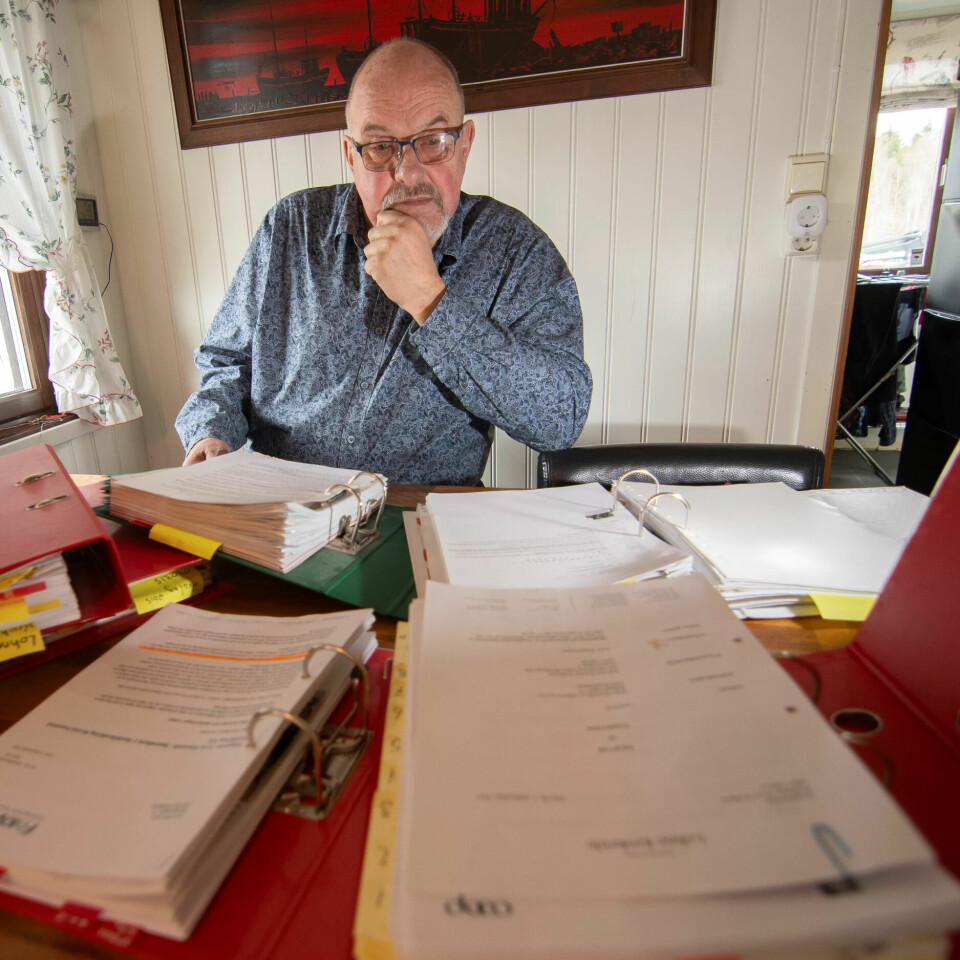 DOKUMENTER: Arne Skarseth tar vare på alle dokumenter i sin egen sak, han samler dem i ringpermer i hyller ved kjøkkenet hjemme hos seg selv. DOKUMENTER: Arne Skarseth tar vare på alle dokumenter i sin egen sak, han samler dem i ringpermer i hyller ved kjøkkenet hjemme hos seg selv.
