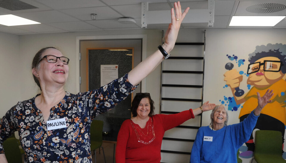 STOLT HOLDNING: – Damenes bryst er pyntet med diamanter, herrenes med medaljer. Skyt brystet fram og vis hvor vakker du er. Pauline Hasse instruerer miljøarbeider Sissel Nygaard og deltaker Marit Christoffersen til Tsjaikovskys polonese fra operaen «Eugen Onegin». STOLT HOLDNING: – Damenes bryst er pyntet med diamanter, herrenes med medaljer. Skyt brystet fram og vis hvor vakker du er. Pauline Hasse instruerer miljøarbeider Sissel Nygaard og deltaker Marit Christoffersen til Tsjaikovskys polonese fra operaen «Eugen Onegin».