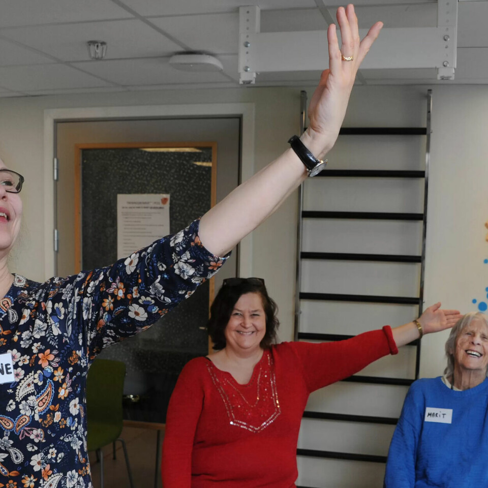 STOLT HOLDNING: – Damenes bryst er pyntet med diamanter, herrenes med medaljer. Skyt brystet fram og vis hvor vakker du er. Pauline Hasse instruerer miljøarbeider Sissel Nygaard og deltaker Marit Christoffersen til Tsjaikovskys polonese fra operaen «Eugen Onegin». STOLT HOLDNING: – Damenes bryst er pyntet med diamanter, herrenes med medaljer. Skyt brystet fram og vis hvor vakker du er. Pauline Hasse instruerer miljøarbeider Sissel Nygaard og deltaker Marit Christoffersen til Tsjaikovskys polonese fra operaen «Eugen Onegin».