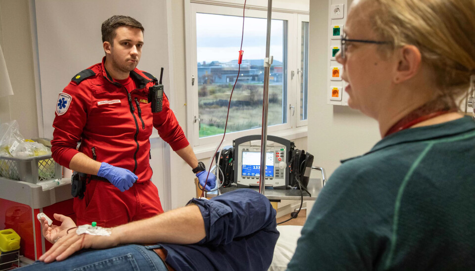 AVSTAND: Det er 18 mil til nærmeste sykehus for pasienten, ambulansearbeider Per Martin Ingilæ og lege Britt Larsen Mehmi AVSTAND: Det er 18 mil til nærmeste sykehus for pasienten, ambulansearbeider Per Martin Ingilæ og lege Britt Larsen Mehmi