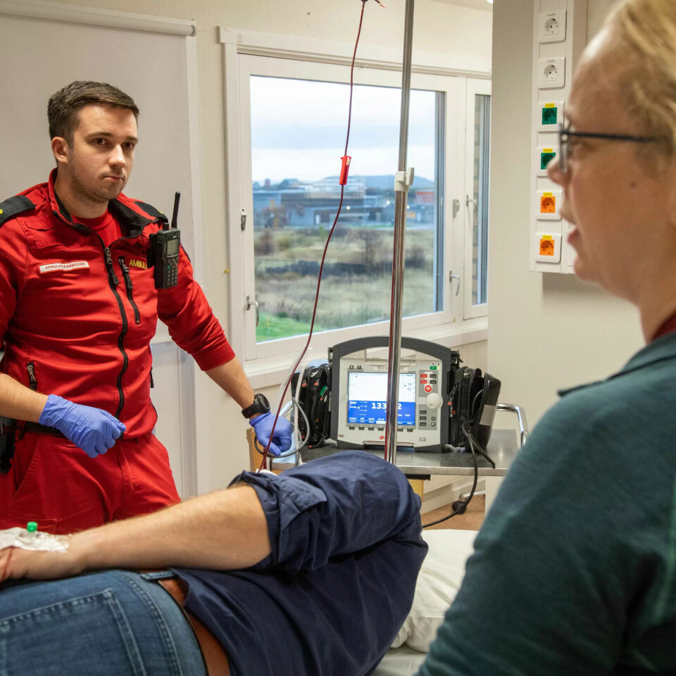 AVSTAND: Det er 18 mil til nærmeste sykehus for pasienten, ambulansearbeider Per Martin Ingilæ og lege Britt Larsen Mehmi AVSTAND: Det er 18 mil til nærmeste sykehus for pasienten, ambulansearbeider Per Martin Ingilæ og lege Britt Larsen Mehmi