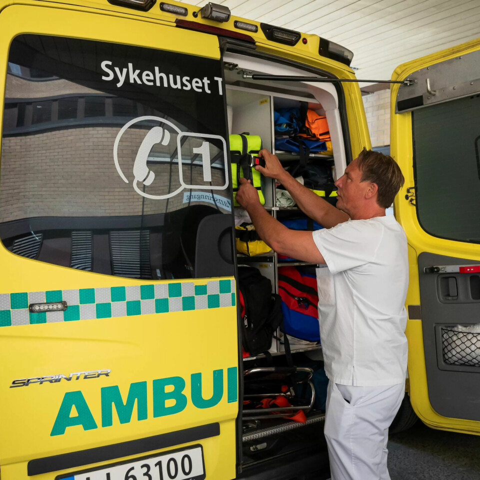 EKSTRAJOBB: På fritida kjører overlegen gjerne ambulanse. Han elsker miljøet og uforutsigbarheten i jobben. EKSTRAJOBB: På fritida kjører overlegen gjerne ambulanse. Han elsker miljøet og uforutsigbarheten i jobben.