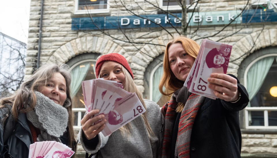 KVINNELØNN: 8. mars 2019 ble det lansert 87-kronerssedler, 'kvinnenes hundrelapp', som et symbol på lønnsforskjellen mellom kvinner og menn. Likelønnsaksjonistene Rigmor Bjerche, nestleder i LO i Trondheim; Silje Salomonsen, leder i Trondheim SV; og Kari Kristensen, leder i Rødt Trøndelag, står bak KVINNELØNN: 8. mars 2019 ble det lansert 87-kronerssedler, 'kvinnenes hundrelapp', som et symbol på lønnsforskjellen mellom kvinner og menn. Likelønnsaksjonistene Rigmor Bjerche, nestleder i LO i Trondheim; Silje Salomonsen, leder i Trondheim SV; og Kari Kristensen, leder i Rødt Trøndelag, står bak