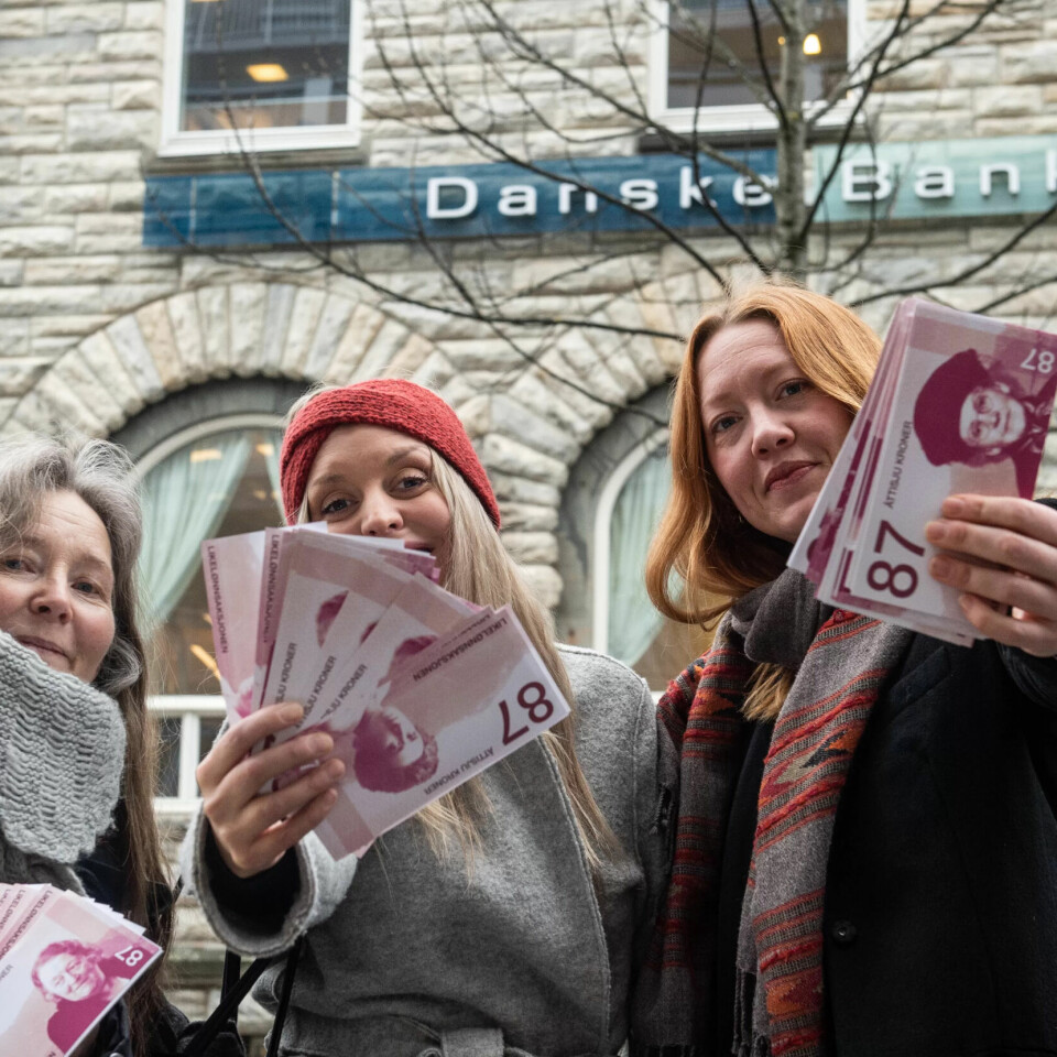 KVINNELØNN: 8. mars 2019 ble det lansert 87-kronerssedler, 'kvinnenes hundrelapp', som et symbol på lønnsforskjellen mellom kvinner og menn. Likelønnsaksjonistene Rigmor Bjerche, nestleder i LO i Trondheim; Silje Salomonsen, leder i Trondheim SV; og Kari Kristensen, leder i Rødt Trøndelag, står bak KVINNELØNN: 8. mars 2019 ble det lansert 87-kronerssedler, 'kvinnenes hundrelapp', som et symbol på lønnsforskjellen mellom kvinner og menn. Likelønnsaksjonistene Rigmor Bjerche, nestleder i LO i Trondheim; Silje Salomonsen, leder i Trondheim SV; og Kari Kristensen, leder i Rødt Trøndelag, står bak