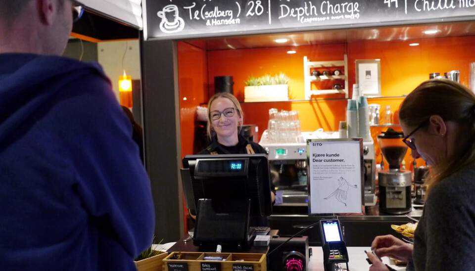 URETT: Barista Tina Ulriksborg synes det er urettferdig at hennes kolleger i Samskipnaden i Oslo (SiO) får lavlønnstillegg fordi de er inn under Spekter, mens de som tilhører Virke, ikke får det. URETT: Barista Tina Ulriksborg synes det er urettferdig at hennes kolleger i Samskipnaden i Oslo (SiO) får lavlønnstillegg fordi de er inn under Spekter, mens de som tilhører Virke, ikke får det.