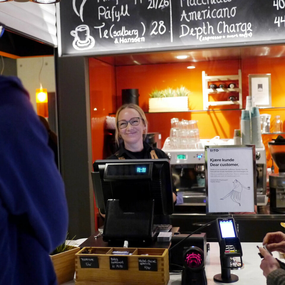 URETT: Barista Tina Ulriksborg synes det er urettferdig at hennes kolleger i Samskipnaden i Oslo (SiO) får lavlønnstillegg fordi de er inn under Spekter, mens de som tilhører Virke, ikke får det. URETT: Barista Tina Ulriksborg synes det er urettferdig at hennes kolleger i Samskipnaden i Oslo (SiO) får lavlønnstillegg fordi de er inn under Spekter, mens de som tilhører Virke, ikke får det.