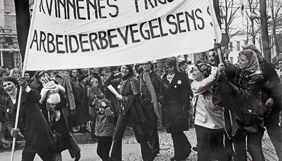 70-TALLET: Dette bildet er fra en markering som Arbeiderbevegelsens arkiv og bibliotek beskriver som «8. mars-demonstrasjon i Oslo, ca 1970». Vi ser blant annet Gro Balas. Det er den samme Balas som var med på å forfatte boka om kvinnepolitikkens faglige kår i LO i -82. 70-TALLET: Dette bildet er fra en markering som Arbeiderbevegelsens arkiv og bibliotek beskriver som «8. mars-demonstrasjon i Oslo, ca 1970». Vi ser blant annet Gro Balas. Det er den samme Balas som var med på å forfatte boka om kvinnepolitikkens faglige kår i LO i -82.