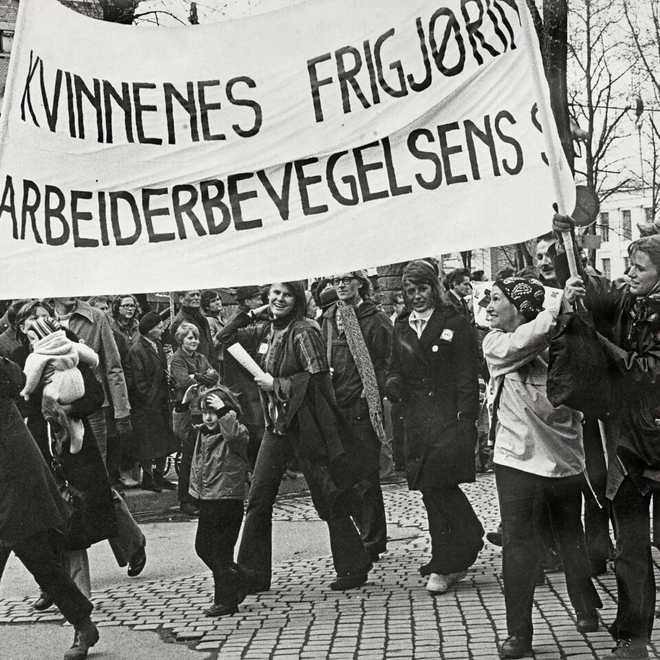 70-TALLET: Dette bildet er fra en markering som Arbeiderbevegelsens arkiv og bibliotek beskriver som «8. mars-demonstrasjon i Oslo, ca 1970». Vi ser blant annet Gro Balas. Det er den samme Balas som var med på å forfatte boka om kvinnepolitikkens faglige kår i LO i -82. 70-TALLET: Dette bildet er fra en markering som Arbeiderbevegelsens arkiv og bibliotek beskriver som «8. mars-demonstrasjon i Oslo, ca 1970». Vi ser blant annet Gro Balas. Det er den samme Balas som var med på å forfatte boka om kvinnepolitikkens faglige kår i LO i -82.