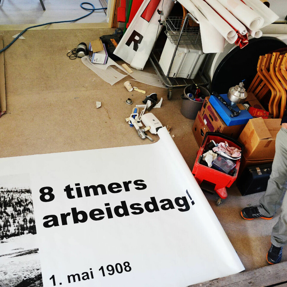 ILLUSTRASJONBILDE: Tom Nilsen viser fram den første parolen på Rjukan som nå fins i det gamle Folkets Hus. ILLUSTRASJONBILDE: Tom Nilsen viser fram den første parolen på Rjukan som nå fins i det gamle Folkets Hus.