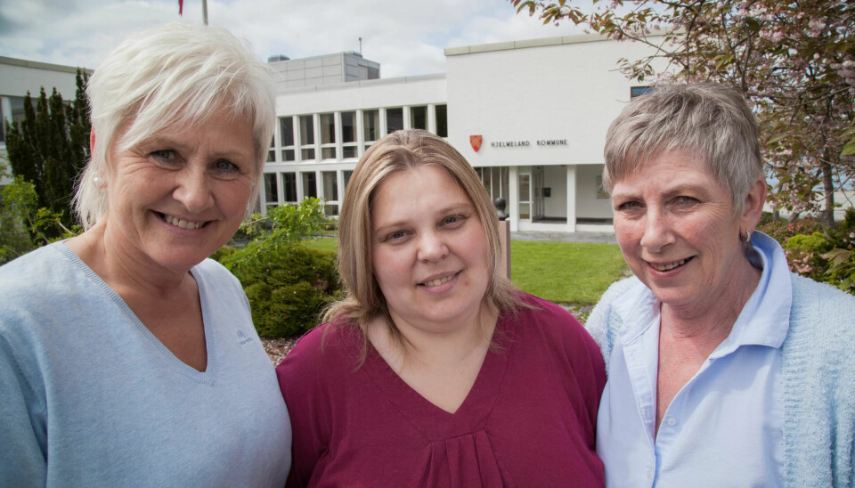 BEDRE BETINGELSER: Hilde Hodne Smith (t.v.) og Ingunn Marie Ellertsen i Fagforbundet Ryfylke er fornøy med at sykepleieren Ieva Kraujeliene (midten) fra Litauen kom seg ut av Orange Helse og fikk fast stilling i Hjelmeland. BEDRE BETINGELSER: Hilde Hodne Smith (t.v.) og Ingunn Marie Ellertsen i Fagforbundet Ryfylke er fornøy med at sykepleieren Ieva Kraujeliene (midten) fra Litauen kom seg ut av Orange Helse og fikk fast stilling i Hjelmeland.