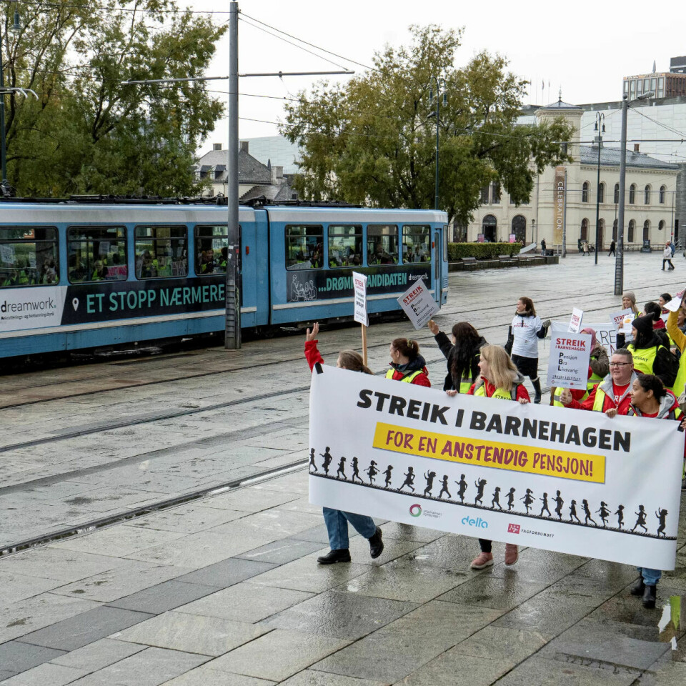 FÅR STØTTE: De streikende barnehageansatte får støtte fra majoriteten av befolkningen i en ny meningsmåling. Her fra en strekekmarkering i Oslo. FÅR STØTTE: De streikende barnehageansatte får støtte fra majoriteten av befolkningen i en ny meningsmåling. Her fra en strekekmarkering i Oslo.
