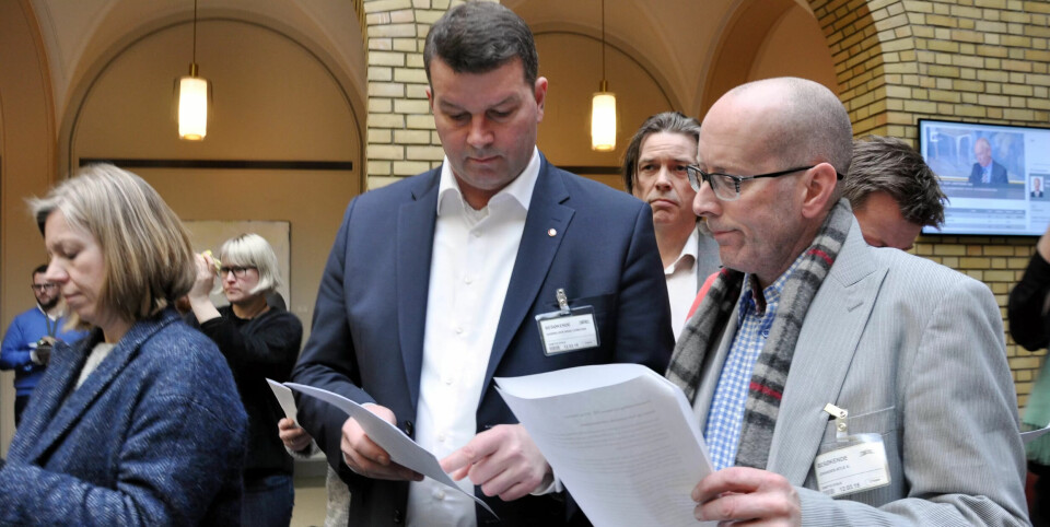LO-leder Hans-Christian Gabrielsen og juridisk leder, Atle Sønsteli Johansen, er ikke fornøyd med høringsuttalelsen om arbeidsmiljøloven. LO-leder Hans-Christian Gabrielsen og juridisk leder, Atle Sønsteli Johansen, er ikke fornøyd med høringsuttalelsen om arbeidsmiljøloven.