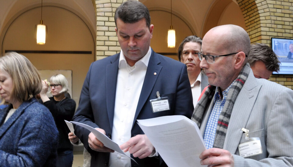 LO-leder Hans-Christian Gabrielsen og juridisk leder, Atle Sønsteli Johansen, er ikke fornøyd med høringsuttalelsen om arbeidsmiljøloven. LO-leder Hans-Christian Gabrielsen og juridisk leder, Atle Sønsteli Johansen, er ikke fornøyd med høringsuttalelsen om arbeidsmiljøloven.