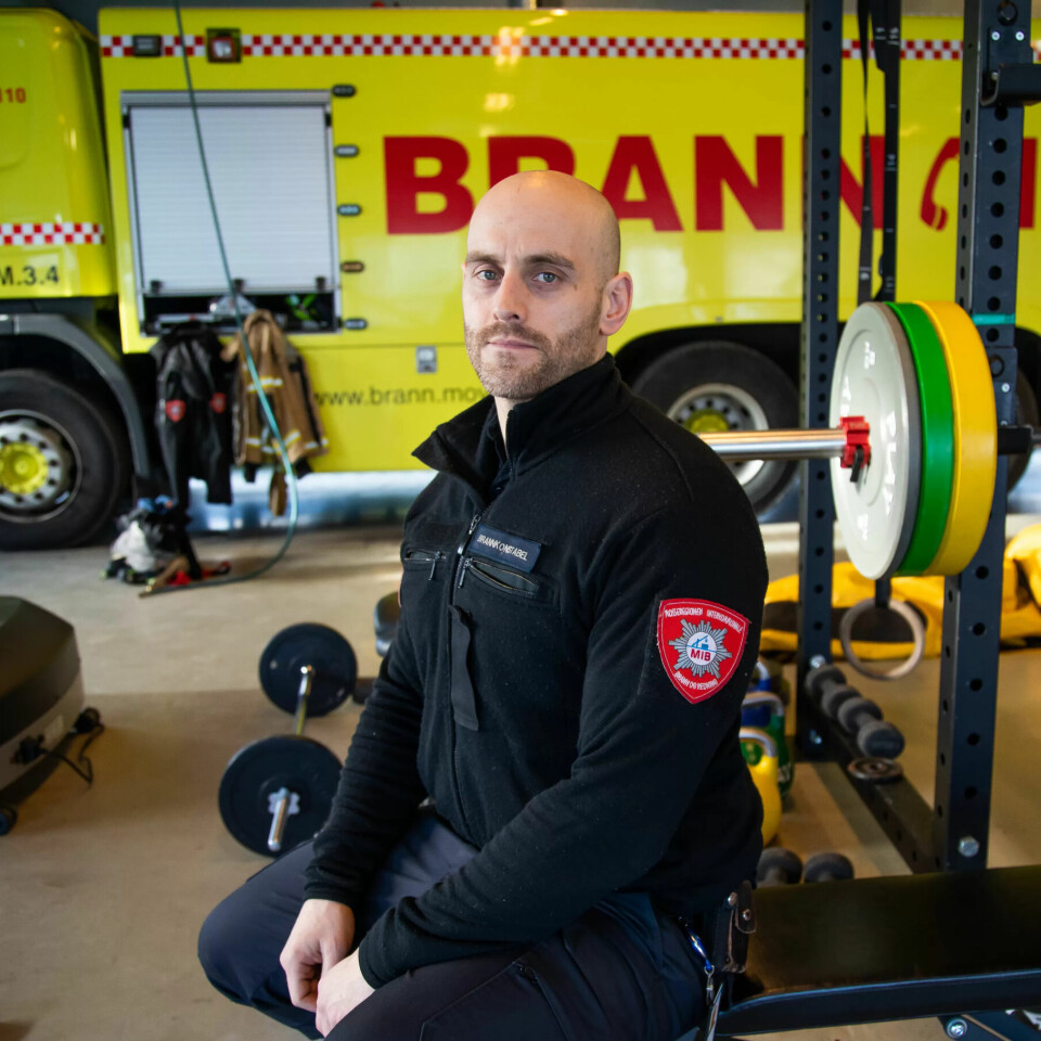UFORUTSIGBARE ARBEIDSDAGER: – Vi kan ha tre branner på en vakt. Andre ganger går det en måned uten brann, sier Tommy Stefanac. Også rolige dager er fylt med viktige gjøremål. Sjekk av utstyr og brannbil, trening og øvelser. UFORUTSIGBARE ARBEIDSDAGER: – Vi kan ha tre branner på en vakt. Andre ganger går det en måned uten brann, sier Tommy Stefanac. Også rolige dager er fylt med viktige gjøremål. Sjekk av utstyr og brannbil, trening og øvelser.