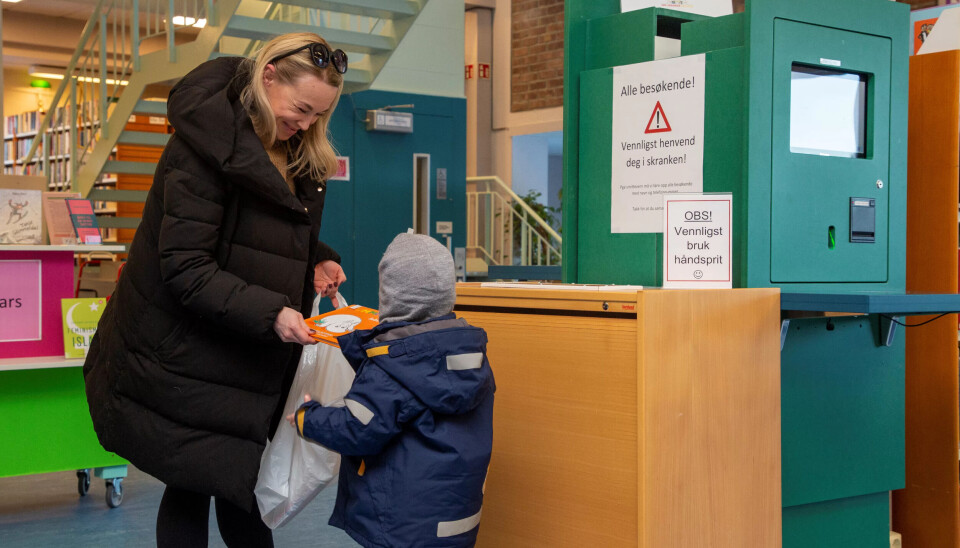 KAN SELV: Innlevering av bøker er denne treåringen vant til å gjøre selv på innleveringsautomaten på biblioteket. Denne gangen var det hefter av Alf Prøysen på russisk som var lest. KAN SELV: Innlevering av bøker er denne treåringen vant til å gjøre selv på innleveringsautomaten på biblioteket. Denne gangen var det hefter av Alf Prøysen på russisk som var lest.