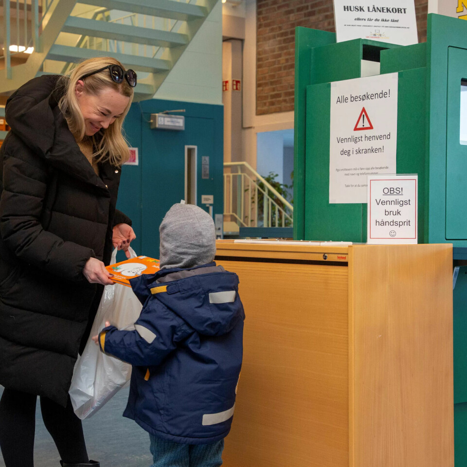 KAN SELV: Innlevering av bøker er denne treåringen vant til å gjøre selv på innleveringsautomaten på biblioteket. Denne gangen var det hefter av Alf Prøysen på russisk som var lest. KAN SELV: Innlevering av bøker er denne treåringen vant til å gjøre selv på innleveringsautomaten på biblioteket. Denne gangen var det hefter av Alf Prøysen på russisk som var lest.