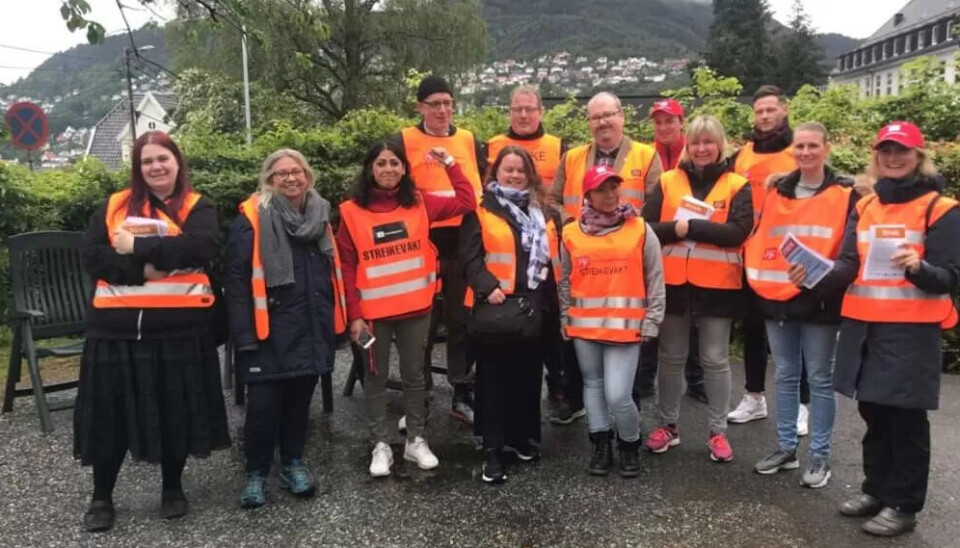 BLIR FLERE: De treikende ved Haukeland sykehus i Bergen, vil få flere kolleger ved sin side førstkommende tirsdag. Da tar både LO og YS ut flere medlemmer. BLIR FLERE: De treikende ved Haukeland sykehus i Bergen, vil få flere kolleger ved sin side førstkommende tirsdag. Da tar både LO og YS ut flere medlemmer.