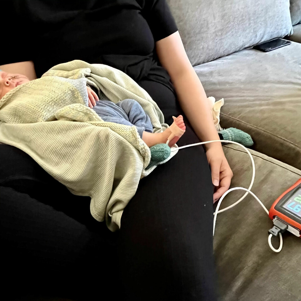 MÅLEAPPARAT: Med et oksymeter måles puls og metning i blodet. MÅLEAPPARAT: Med et oksymeter måles puls og metning i blodet.