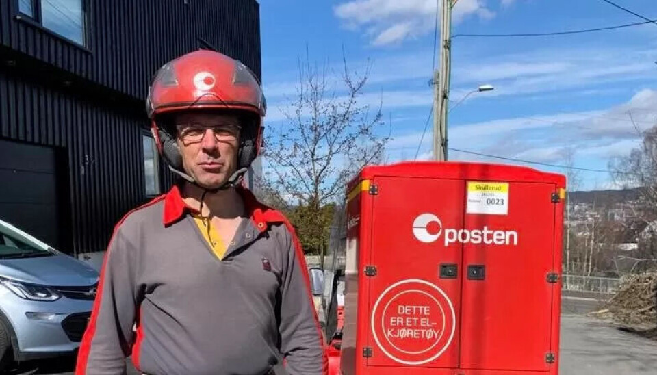 LITT MINDRE VOLUM: – Hverdagene er nesten som til vanlig, folk er glade for å få post, og det er ingen tvil om at Posten totalt sett spiller en viktig rolle i å holde hjulene i samfunnet i gang. Nå begynner postvolumet å falle litt i forhold til normalen, men det er ikke rart siden så mange bedrifter holder stengt, sier postbud Geir Engebretsen. LITT MINDRE VOLUM: – Hverdagene er nesten som til vanlig, folk er glade for å få post, og det er ingen tvil om at Posten totalt sett spiller en viktig rolle i å holde hjulene i samfunnet i gang. Nå begynner postvolumet å falle litt i forhold til normalen, men det er ikke rart siden så mange bedrifter holder stengt, sier postbud Geir Engebretsen.