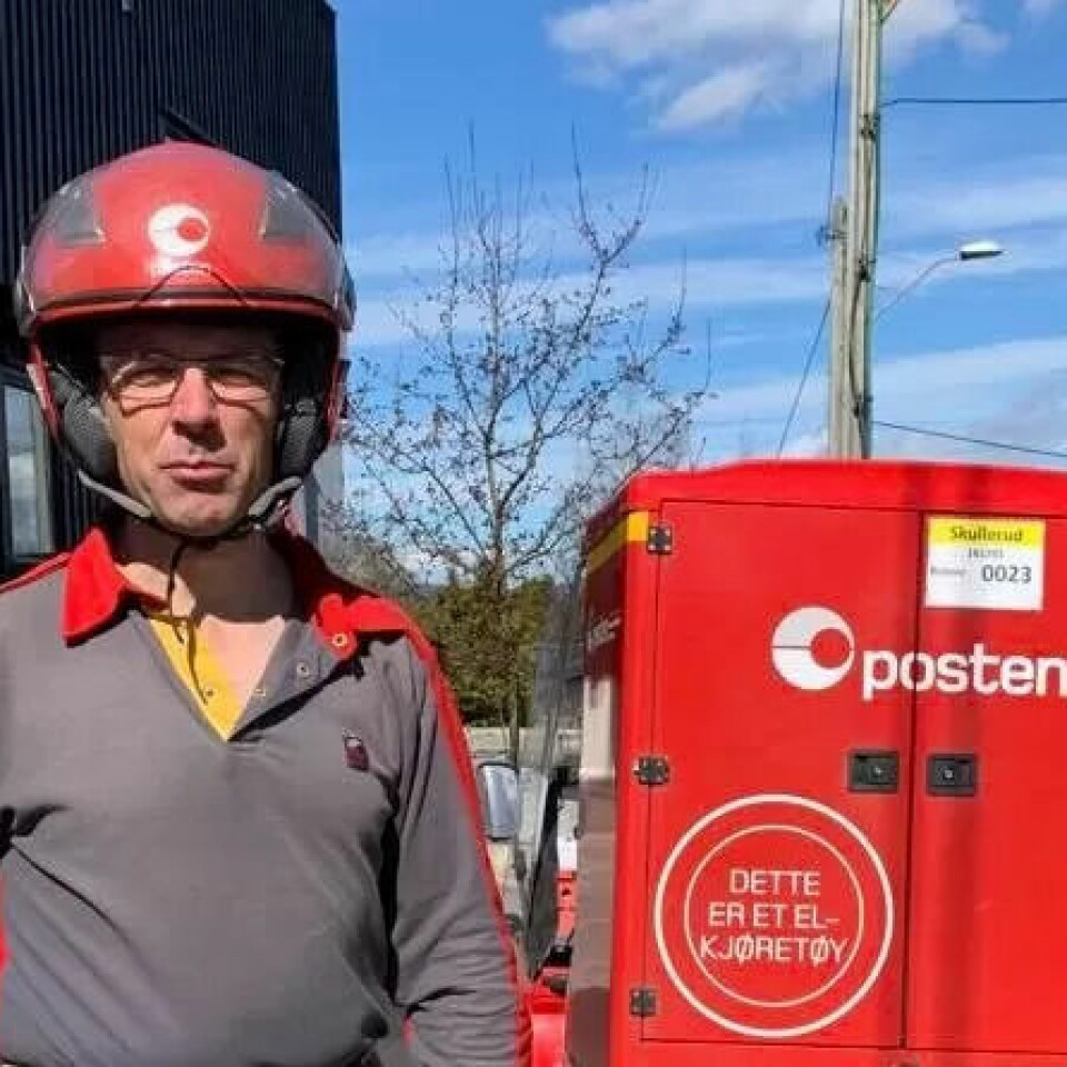 LITT MINDRE VOLUM: – Hverdagene er nesten som til vanlig, folk er glade for å få post, og det er ingen tvil om at Posten totalt sett spiller en viktig rolle i å holde hjulene i samfunnet i gang. Nå begynner postvolumet å falle litt i forhold til normalen, men det er ikke rart siden så mange bedrifter holder stengt, sier postbud Geir Engebretsen. LITT MINDRE VOLUM: – Hverdagene er nesten som til vanlig, folk er glade for å få post, og det er ingen tvil om at Posten totalt sett spiller en viktig rolle i å holde hjulene i samfunnet i gang. Nå begynner postvolumet å falle litt i forhold til normalen, men det er ikke rart siden så mange bedrifter holder stengt, sier postbud Geir Engebretsen.