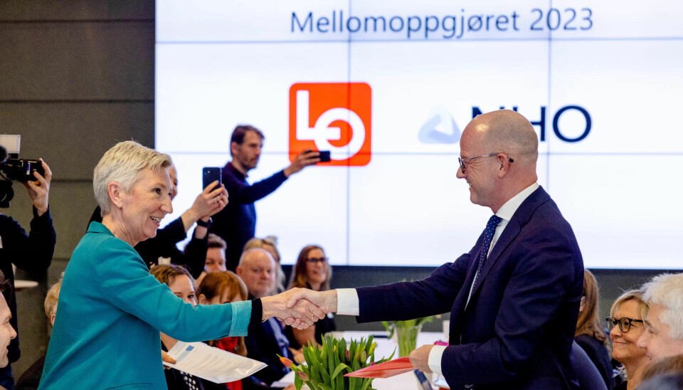 Lønsforhandlingene mellom LO og NHO startar med eit handtrykk mellom Peggy Hessen Følsvik og Ole Erik Almlid. Dette biltetet er få åpninga i fjor. Lønsforhandlingene mellom LO og NHO startar med eit handtrykk mellom Peggy Hessen Følsvik og Ole Erik Almlid. Dette biltetet er få åpninga i fjor.