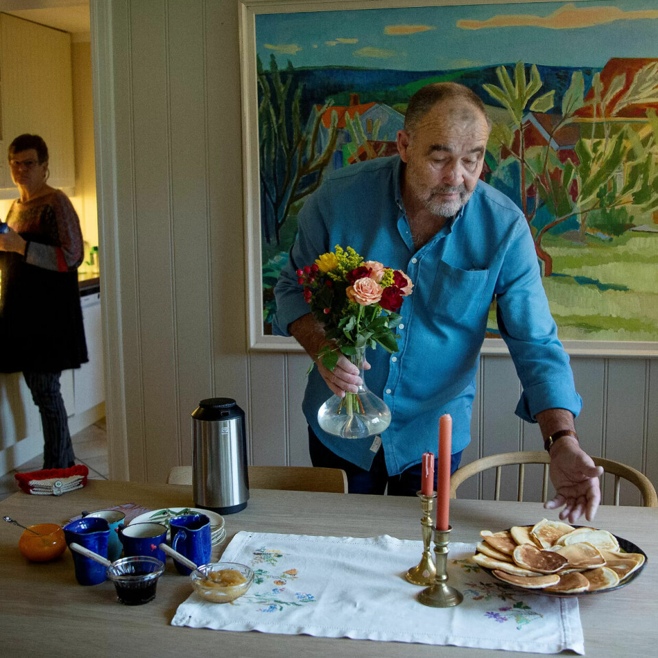 DELER MYE: I stua hjemme i Lunner går det i sveler, hjemmelaget syltetøy med blåbær fra skogen og epler fra hagen, og politiske diskusjoner. DELER MYE: I stua hjemme i Lunner går det i sveler, hjemmelaget syltetøy med blåbær fra skogen og epler fra hagen, og politiske diskusjoner.