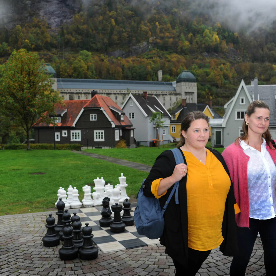 PÅ VEG: Dei to studentane er på veg til kommunehuset og kommunestyresalen i Tinn. Dei vil bli endå betre til å møte og ta vare på brukarane. PÅ VEG: Dei to studentane er på veg til kommunehuset og kommunestyresalen i Tinn. Dei vil bli endå betre til å møte og ta vare på brukarane.