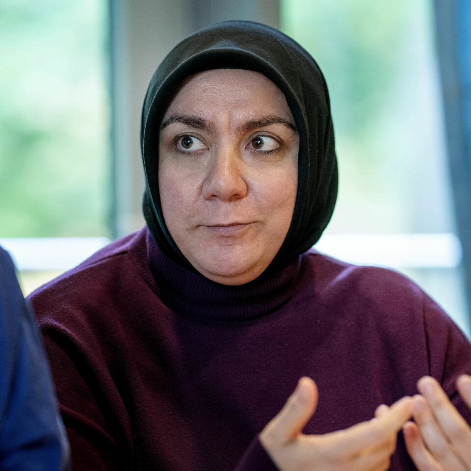 NATURLIG: Beboere som onanerer i egen sykehjemsseng eller blir forelsket i andre beboere kan være en del av jobbhverdagen, forteller hjelpepleierne (f.v) Kari Trosholmen og Rabia Erdemir. NATURLIG: Beboere som onanerer i egen sykehjemsseng eller blir forelsket i andre beboere kan være en del av jobbhverdagen, forteller hjelpepleierne (f.v) Kari Trosholmen og Rabia Erdemir.