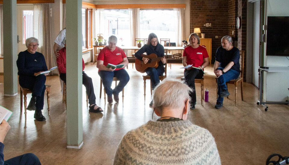 VISEHIT: Tone Skattum slår an tonen på gitar når de drar i gang med Prøysen-visa. VISEHIT: Tone Skattum slår an tonen på gitar når de drar i gang med Prøysen-visa.