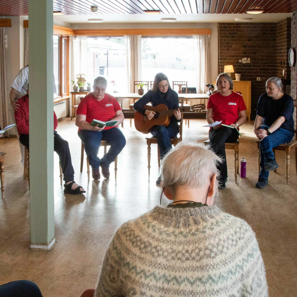 VISEHIT: Tone Skattum slår an tonen på gitar når de drar i gang med Prøysen-visa. VISEHIT: Tone Skattum slår an tonen på gitar når de drar i gang med Prøysen-visa.