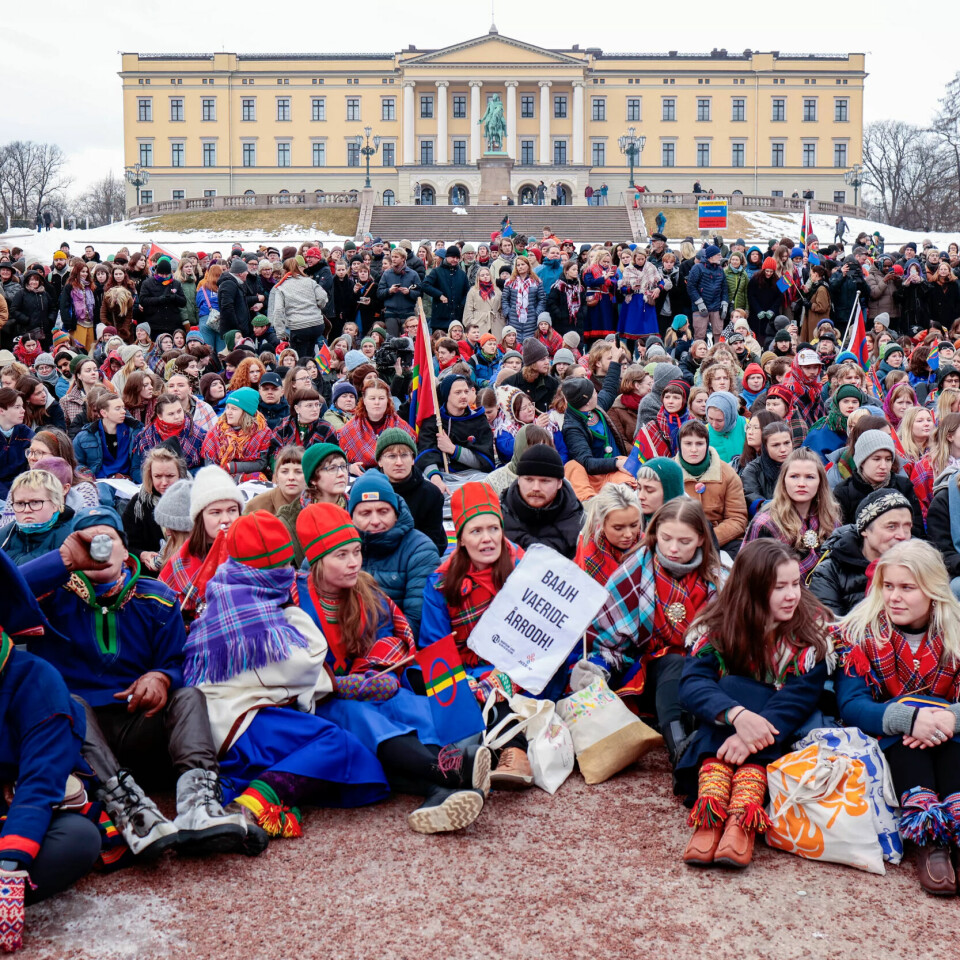 AVSLUTTER: Fredag ble Fosen-aksjonen avsluttet foran Slottet i Oslo, etter at aksjonistene har satt preg på Oslo sentrum i over en uke. AVSLUTTER: Fredag ble Fosen-aksjonen avsluttet foran Slottet i Oslo, etter at aksjonistene har satt preg på Oslo sentrum i over en uke.