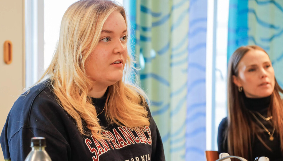 PERSONSENTRERT DEMENSOMSORG: Helsefagarbeider Nora Kristiansen har for første brukt VR-briller i kurssammenheng. Produksjef i Making View Hanne Skarstein i bakgrunnen. PERSONSENTRERT DEMENSOMSORG: Helsefagarbeider Nora Kristiansen har for første brukt VR-briller i kurssammenheng. Produksjef i Making View Hanne Skarstein i bakgrunnen.