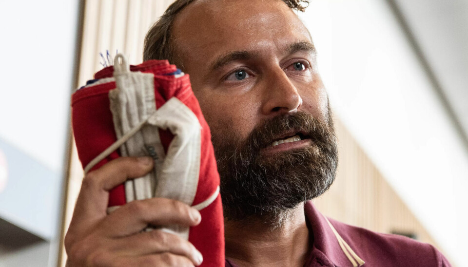 NORSK FLAGG: Mikkel Grüner viste fram dette norske flagget på flyplassen i Bergen: - Dette flagget ble revet ned og trampet på av de israelske kommandosoldatene. Jeg forventer at regjeringen og norske myndigheter protesterer på at et norsk skip under norsk flagg i internasjonalt farvann blir kapret på denne måten. NORSK FLAGG: Mikkel Grüner viste fram dette norske flagget på flyplassen i Bergen: - Dette flagget ble revet ned og trampet på av de israelske kommandosoldatene. Jeg forventer at regjeringen og norske myndigheter protesterer på at et norsk skip under norsk flagg i internasjonalt farvann blir kapret på denne måten.