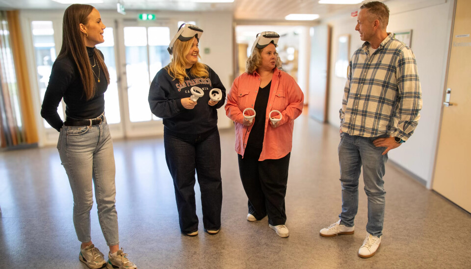 INTERAKTIVT SIMULERINGKURS: Produktsjefene i Making View Stig Ekeberg og Hanne Skarstein på hver sin side av helsefagarbeiderne Nina Jensen og Nora Kristiansen på Klukstuen Omsorgssenter på Hamar. De har testet det nye kurset i personsentrert demensomsorg spesielt tilrettelagt for virtuell teknologi. INTERAKTIVT SIMULERINGKURS: Produktsjefene i Making View Stig Ekeberg og Hanne Skarstein på hver sin side av helsefagarbeiderne Nina Jensen og Nora Kristiansen på Klukstuen Omsorgssenter på Hamar. De har testet det nye kurset i personsentrert demensomsorg spesielt tilrettelagt for virtuell teknologi.