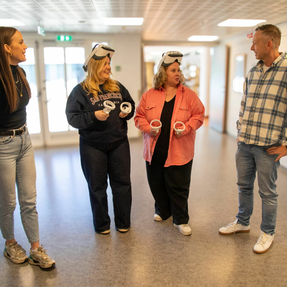 INTERAKTIVT SIMULERINGKURS: Produktsjefene i Making View Stig Ekeberg og Hanne Skarstein på hver sin side av helsefagarbeiderne Nina Jensen og Nora Kristiansen på Klukstuen Omsorgssenter på Hamar. De har testet det nye kurset i personsentrert demensomsorg spesielt tilrettelagt for virtuell teknologi. INTERAKTIVT SIMULERINGKURS: Produktsjefene i Making View Stig Ekeberg og Hanne Skarstein på hver sin side av helsefagarbeiderne Nina Jensen og Nora Kristiansen på Klukstuen Omsorgssenter på Hamar. De har testet det nye kurset i personsentrert demensomsorg spesielt tilrettelagt for virtuell teknologi.