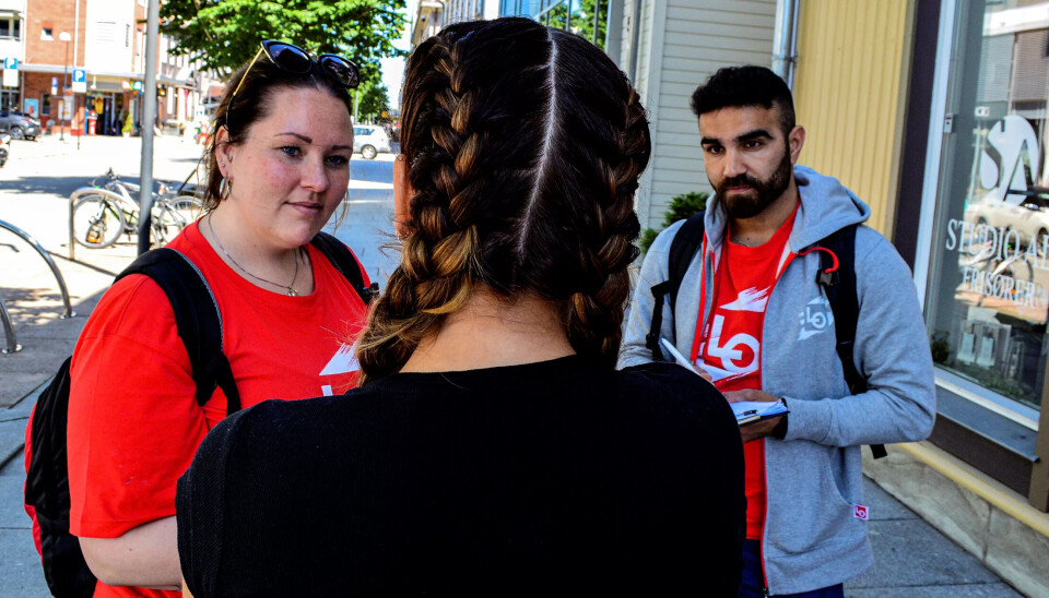 PATRULJERER: Christine Espenes og Kaweh Almassy besøker frisørlærling Karoline Holgersen på jobb. Patruljene besøker nesten tusen bedrifter. PATRULJERER: Christine Espenes og Kaweh Almassy besøker frisørlærling Karoline Holgersen på jobb. Patruljene besøker nesten tusen bedrifter.